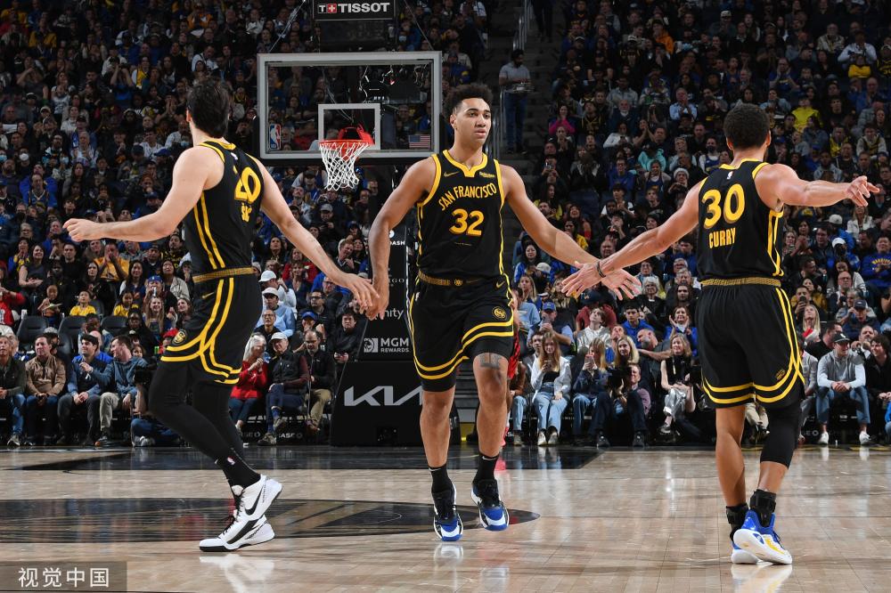 育场内数万 育场内数万